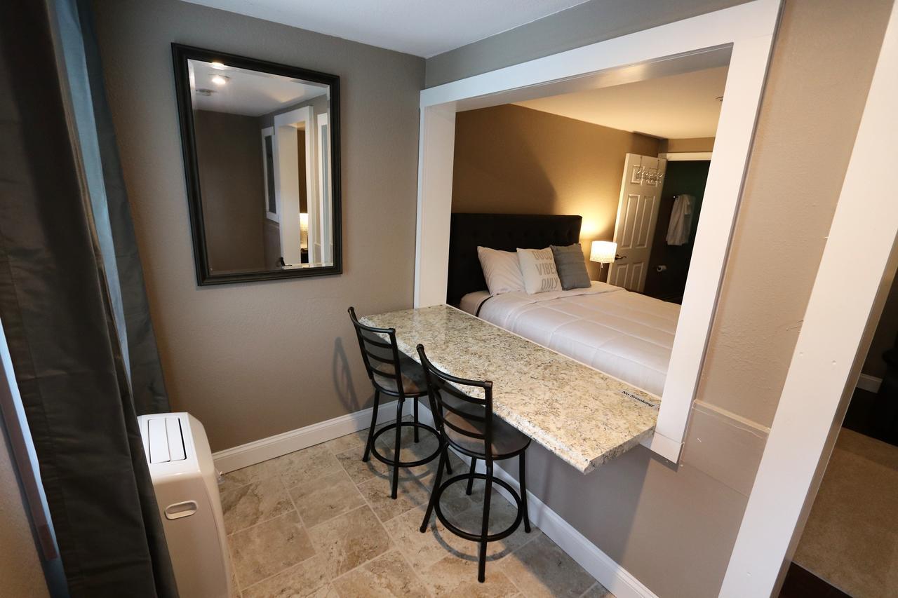 Brimley Motel Suites 외부 사진